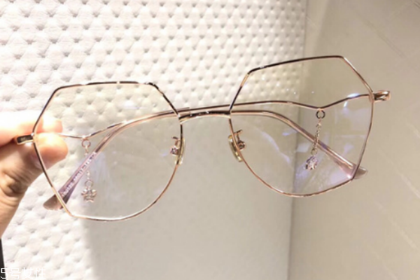 變色鏡片對(duì)眼睛好嗎 選擇正規(guī)品牌鏡片