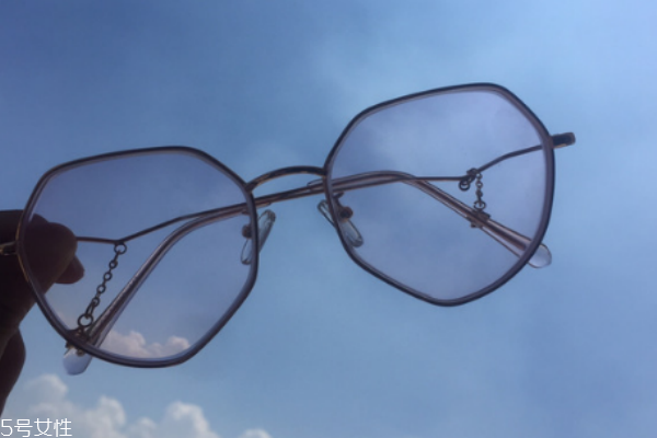 變色鏡片對(duì)眼睛好嗎 選擇正規(guī)品牌鏡片