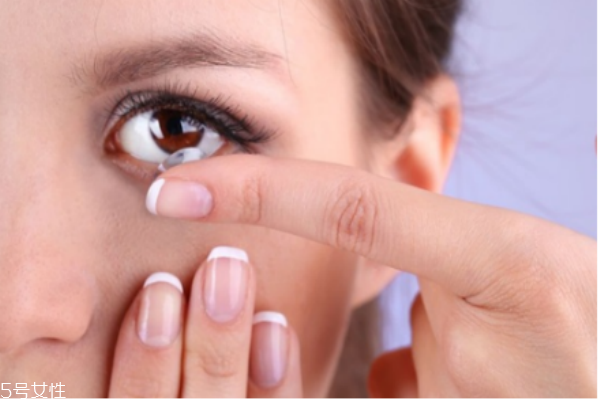 化妝怎樣佩戴隱形眼鏡 隱形眼鏡化妝注意事項 化妝怎樣佩戴隱形眼鏡 隱形眼鏡化妝注意事項