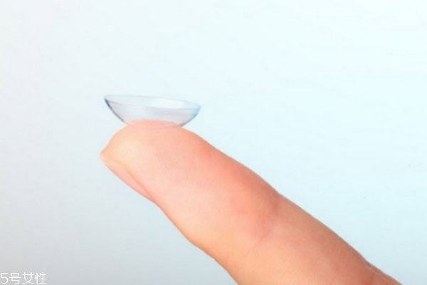 化妝怎樣佩戴隱形眼鏡 隱形眼鏡化妝注意事項 化妝怎樣佩戴隱形眼鏡 隱形眼鏡化妝注意事項