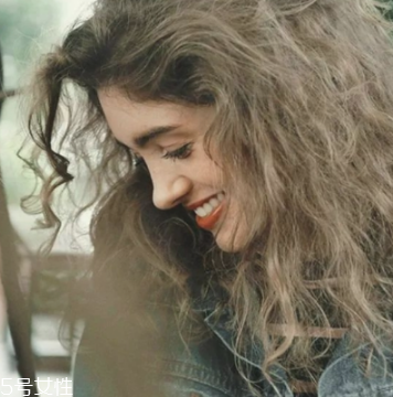 什么是嬉皮士卷發(fā) 嬉皮士卷發(fā)型圖片 什么是嬉皮士卷發(fā) 嬉皮士卷發(fā)型圖片