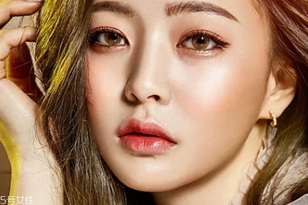 美瞳日拋適合初學者嗎 日拋美瞳的優(yōu)缺點