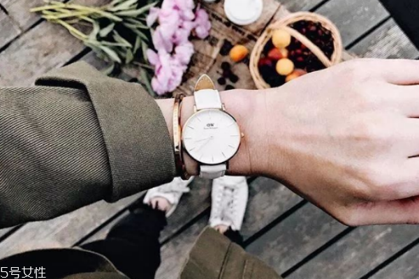 dw手鐲正品多少錢 腕間精致之美 dw手鐲正品多少錢 腕間精致之美