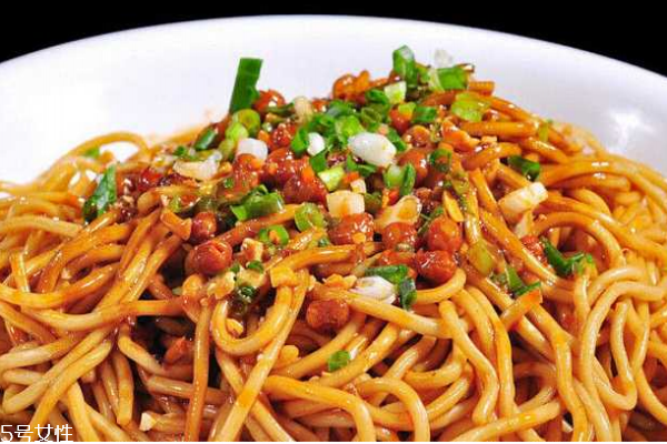 熱干面為什么是堿面 為了更好的口感 熱干面為什么是堿面 為了更好的口感