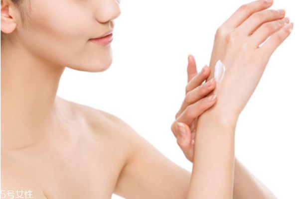 冬天手干燥開裂怎么辦 冬天手干燥粗糙小竅門 冬天手干燥開裂怎么辦 冬天手干燥粗糙小竅門