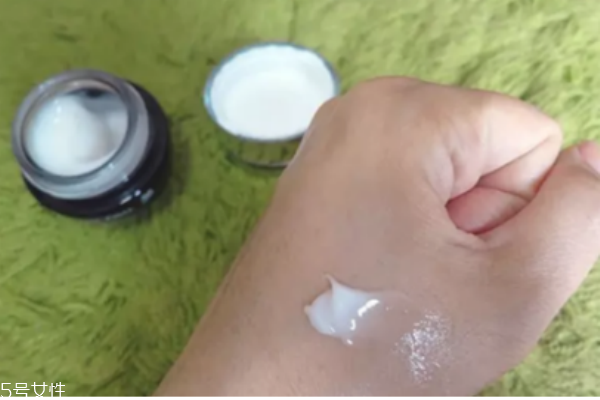 雅詩蘭黛小棕瓶眼霜和蘭蔻小黑瓶眼霜哪個(gè)好 告別熊貓眼 雅詩蘭黛小棕瓶眼霜和蘭蔻小黑瓶眼霜哪個(gè)好 告別熊貓眼