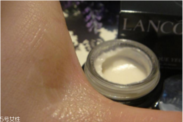 雅詩蘭黛小棕瓶眼霜和蘭蔻小黑瓶眼霜哪個(gè)好 告別熊貓眼 雅詩蘭黛小棕瓶眼霜和蘭蔻小黑瓶眼霜哪個(gè)好 告別熊貓眼