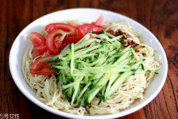 涼面為什么是黃的 因?yàn)槭菈A面 涼面為什么是黃的 因?yàn)槭菈A面