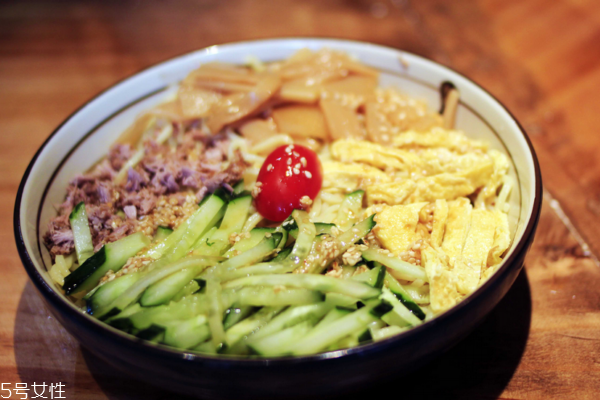 涼面為什么是黃的 因?yàn)槭菈A面 涼面為什么是黃的 因?yàn)槭菈A面