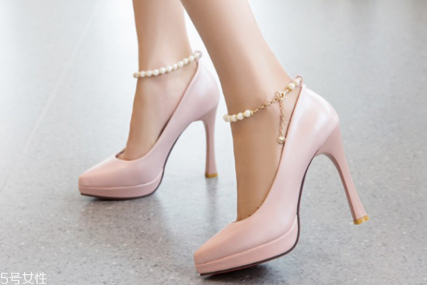 抱孩子可以穿高跟鞋嗎 容易重心不穩(wěn) 抱孩子可以穿高跟鞋嗎 容易重心不穩(wěn)