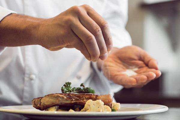 炒菜鹽放多了怎么辦？加這些食物可以避免菜過咸