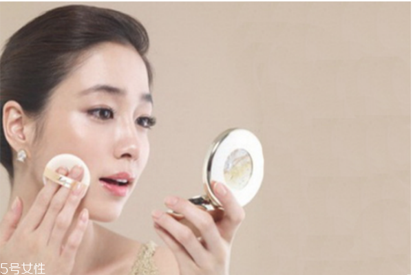 氣墊cc霜需要定妝粉嗎 定妝妝容更自然更持久 氣墊cc霜需要定妝粉嗎 定妝妝容更自然更持久