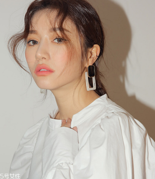 大耳垂適合什么耳環(huán) 輕松打造氣場(chǎng) 大耳垂適合什么耳環(huán) 輕松打造氣場(chǎng)