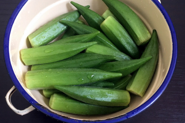 秋葵怎么切？最好焯水后再切