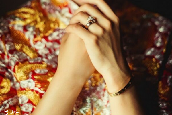 結(jié)婚三金是必須給的嗎 代表著傳統(tǒng)習(xí)俗 結(jié)婚三金是必須給的嗎 代表著傳統(tǒng)習(xí)俗