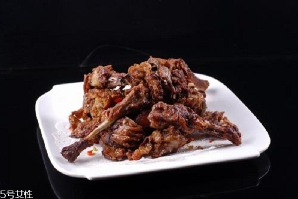 鴨鎖骨怎么做更好吃 麻辣紅燒味更鮮 鴨鎖骨怎么做更好吃 麻辣紅燒味更鮮