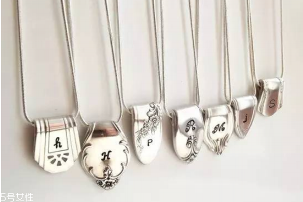 過期的化妝品用了會怎么樣 使用過期化妝品的危害 過期的化妝品用了會怎么樣 使用過期化妝品的危害