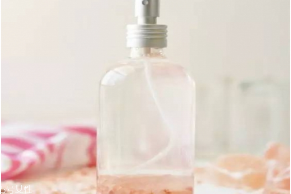 過期的化妝品用了會怎么樣 使用過期化妝品的危害 過期的化妝品用了會怎么樣 使用過期化妝品的危害