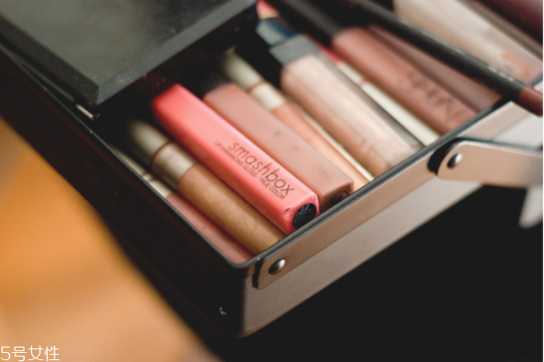 過期的化妝品用了會怎么樣 使用過期化妝品的危害 過期的化妝品用了會怎么樣 使用過期化妝品的危害