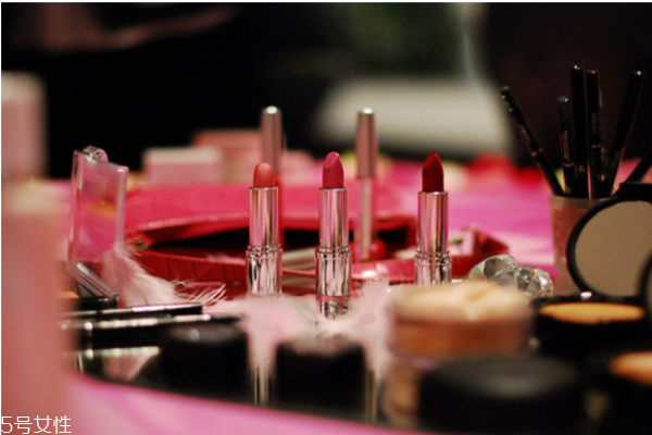 過期的化妝品用了會怎么樣 使用過期化妝品的危害 過期的化妝品用了會怎么樣 使用過期化妝品的危害