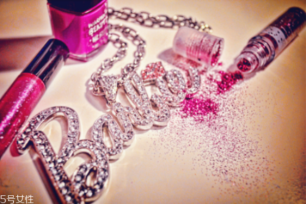 過期的化妝品用了會怎么樣 使用過期化妝品的危害 過期的化妝品用了會怎么樣 使用過期化妝品的危害