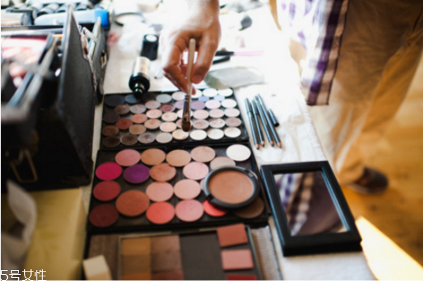 過期的化妝品用了會怎么樣 使用過期化妝品的危害 過期的化妝品用了會怎么樣 使用過期化妝品的危害