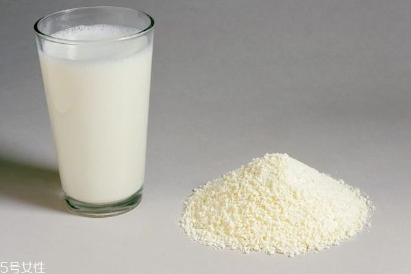 全脂奶粉和脫脂奶粉哪個(gè)好喝 前者奶香味更濃 全脂奶粉和脫脂奶粉哪個(gè)好喝 前者奶香味更濃