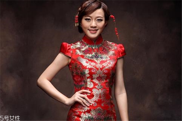 結(jié)婚旗袍配什么鞋子 要看整體搭配 結(jié)婚旗袍配什么鞋子 要看整體搭配