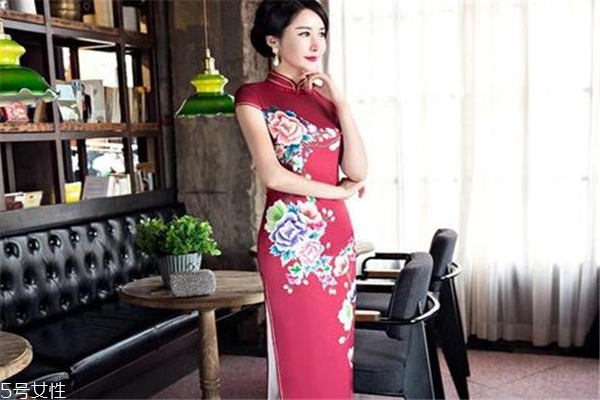 結(jié)婚旗袍配什么鞋子 要看整體搭配 結(jié)婚旗袍配什么鞋子 要看整體搭配