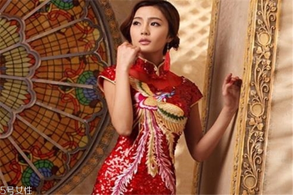 結(jié)婚旗袍配什么鞋子 要看整體搭配 結(jié)婚旗袍配什么鞋子 要看整體搭配