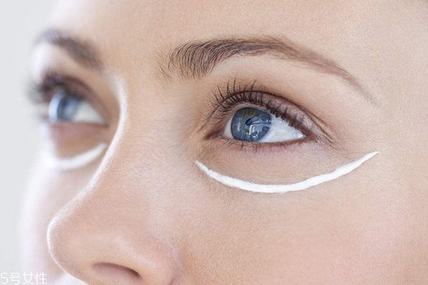 涂眼霜反而長皺紋什么原因 涂眼霜的正確手法 涂眼霜反而長皺紋什么原因 涂眼霜的正確手法