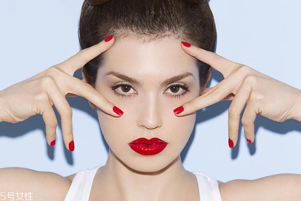 涂眼霜反而長皺紋什么原因 涂眼霜的正確手法 涂眼霜反而長皺紋什么原因 涂眼霜的正確手法