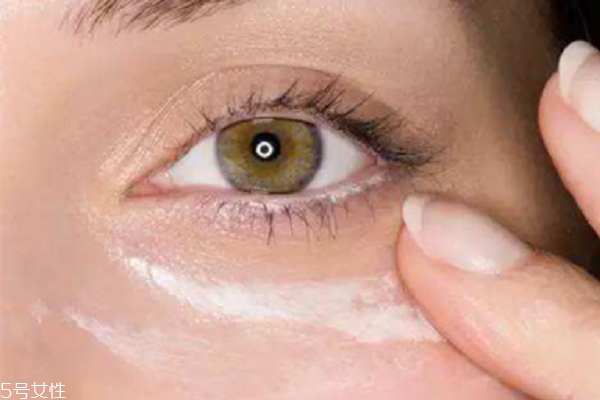 涂眼霜反而長皺紋什么原因 涂眼霜的正確手法 涂眼霜反而長皺紋什么原因 涂眼霜的正確手法