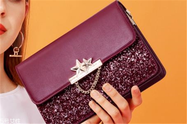 女生上班背什么包 讓你氣質(zhì)又亮眼 女生上班背什么包 讓你氣質(zhì)又亮眼