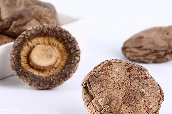 香菇為什么要去蒂 去蒂口感更好 香菇為什么要去蒂 去蒂口感更好