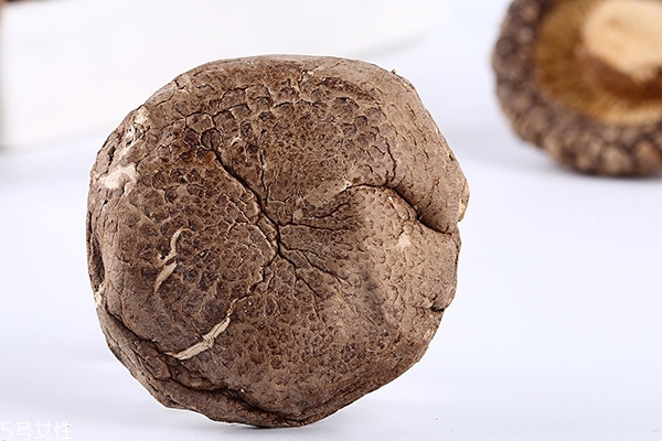 香菇為什么要去蒂 去蒂口感更好 香菇為什么要去蒂 去蒂口感更好