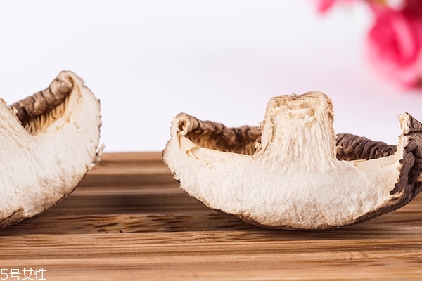 香菇為什么要去蒂 去蒂口感更好 香菇為什么要去蒂 去蒂口感更好