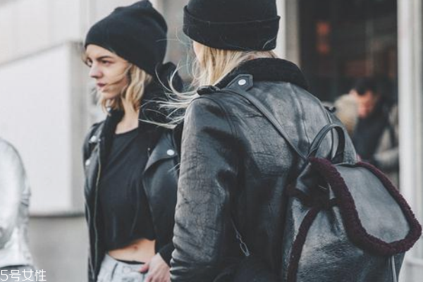 雙肩包帶子怎么穿 包你輕松學(xué)會(huì)