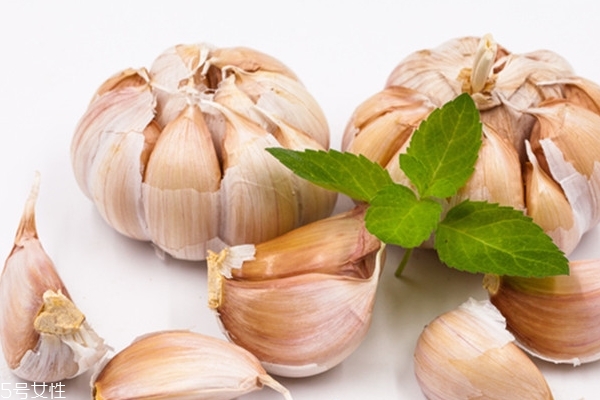 大蒜為什么會(huì)變綠 氧化反應(yīng)