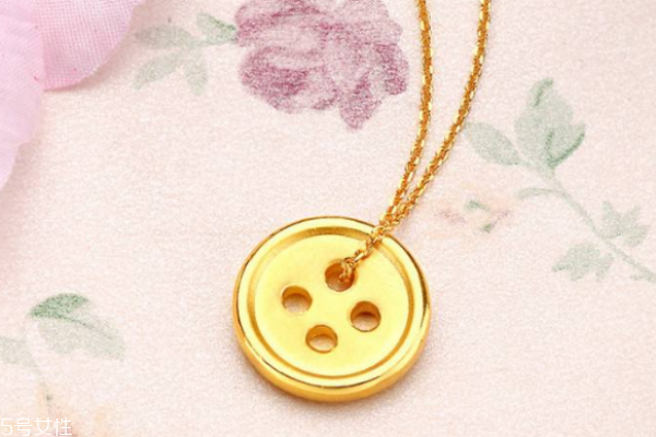 黃金紐扣吊墜的寓意 寄予美好的期待 黃金紐扣吊墜的寓意 寄予美好的期待
