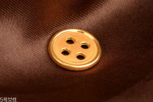 黃金紐扣吊墜的寓意 寄予美好的期待 黃金紐扣吊墜的寓意 寄予美好的期待