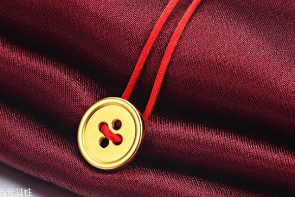 黃金紐扣吊墜的寓意 寄予美好的期待 黃金紐扣吊墜的寓意 寄予美好的期待