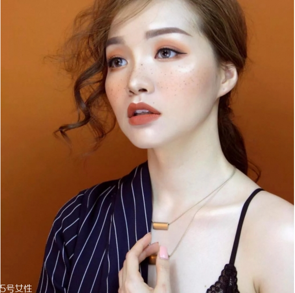 秋冬口紅哪個(gè)顏色好看 秋冬口紅色號(hào)推薦 秋冬口紅哪個(gè)顏色好看 秋冬口紅色號(hào)推薦