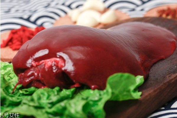 豬肝為什么要用鹽水泡 為了排出毒素 豬肝為什么要用鹽水泡 為了排出毒素