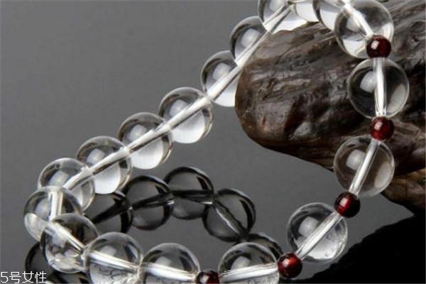 白水晶適合什么人帶 對(duì)這幾類(lèi)人幫助多