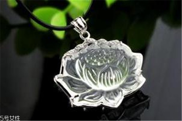 白水晶適合什么人帶 對(duì)這幾類(lèi)人幫助多