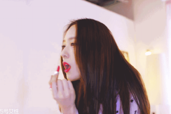 吃飯不擦口紅會中毒嗎 不過量就沒事 吃飯不擦口紅會中毒嗎 不過量就沒事