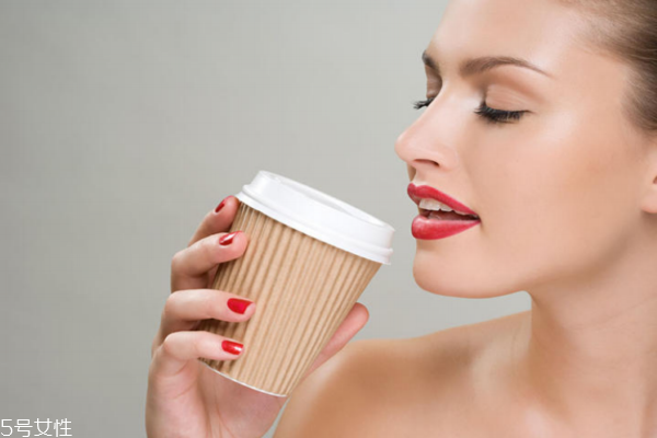 吃飯不擦口紅會中毒嗎 不過量就沒事 吃飯不擦口紅會中毒嗎 不過量就沒事