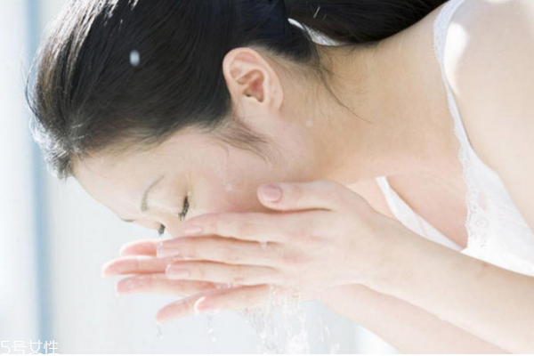 早上怎么洗臉最好 注意3點(diǎn)吸收效果能翻倍 早上怎么洗臉最好 注意3點(diǎn)吸收效果能翻倍