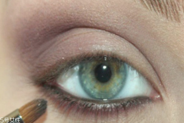 外雙眼皮怎么化妝好看 雙眼皮眼線(xiàn)畫(huà)法步驟